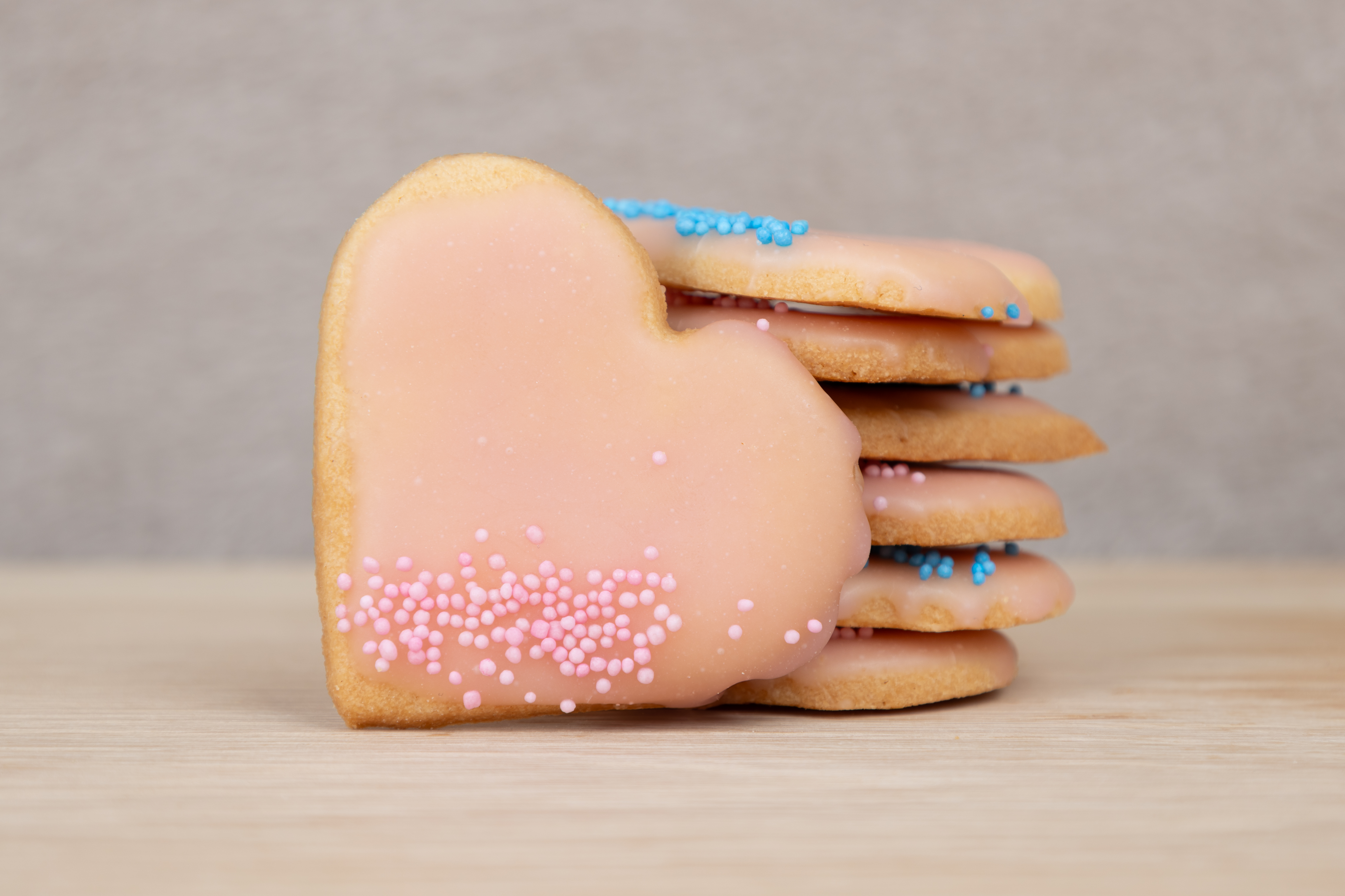 Rosa Liebe – handgemachte Butterherzen mit rosa Glasur