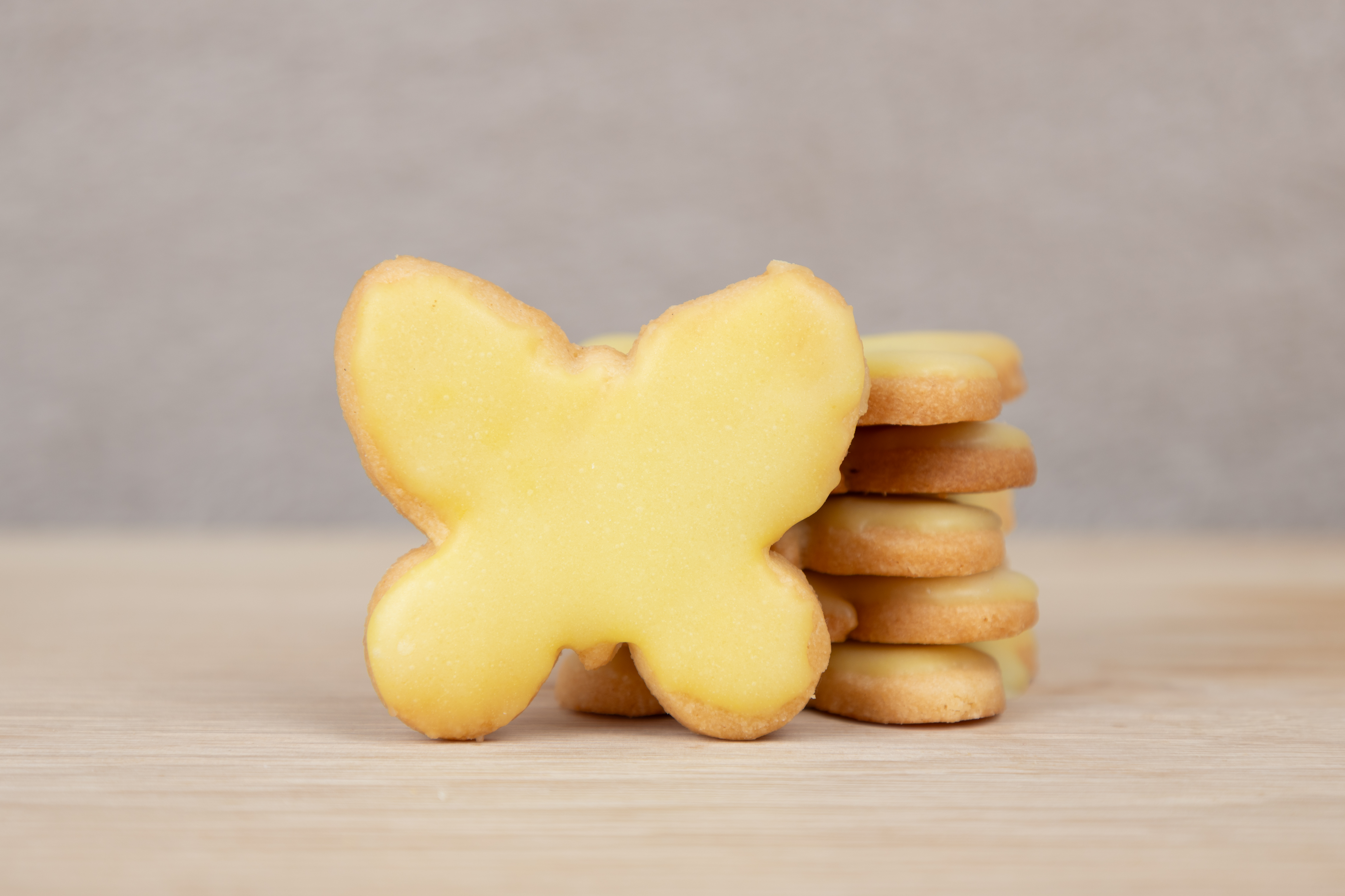 Zitronenschmetterlinge – Butterplätzchen mit Zitronenglasur