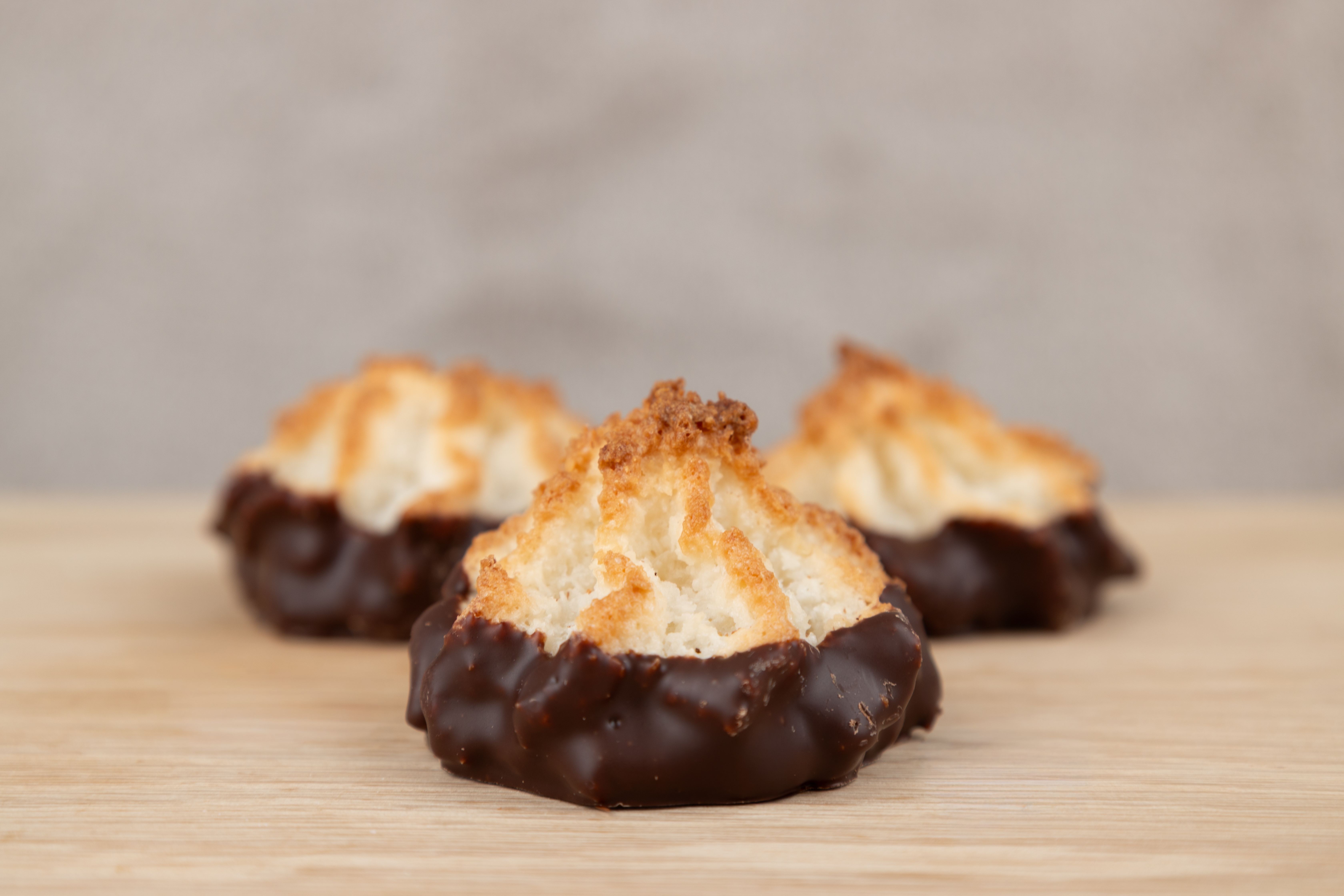 Kokosmakronen – halb in belgischer Schokolade getaucht